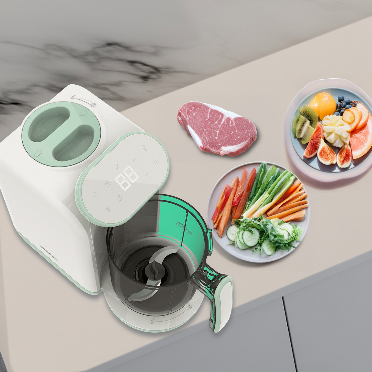 Un robot da cucina bianco con ciotola verde sul bancone, accanto a carne cruda e piatti di verdure e frutta.