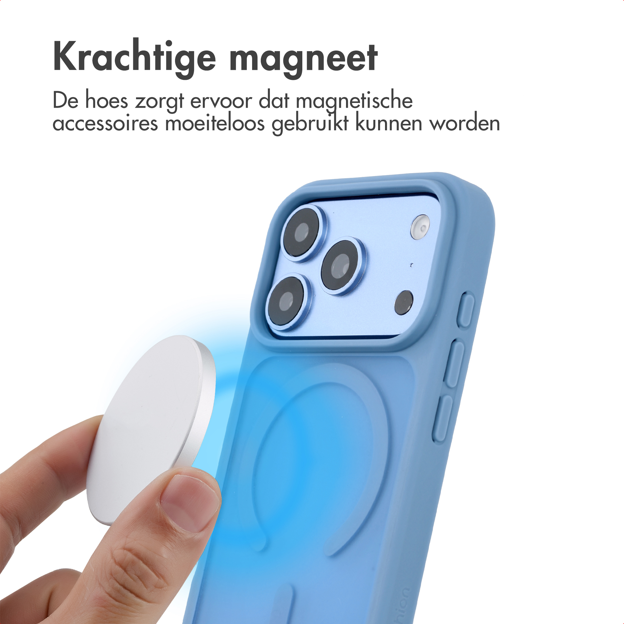 Une main tient un aimant rond près d'une coque de téléphone bleue dotée d'un anneau magnétique intégré.