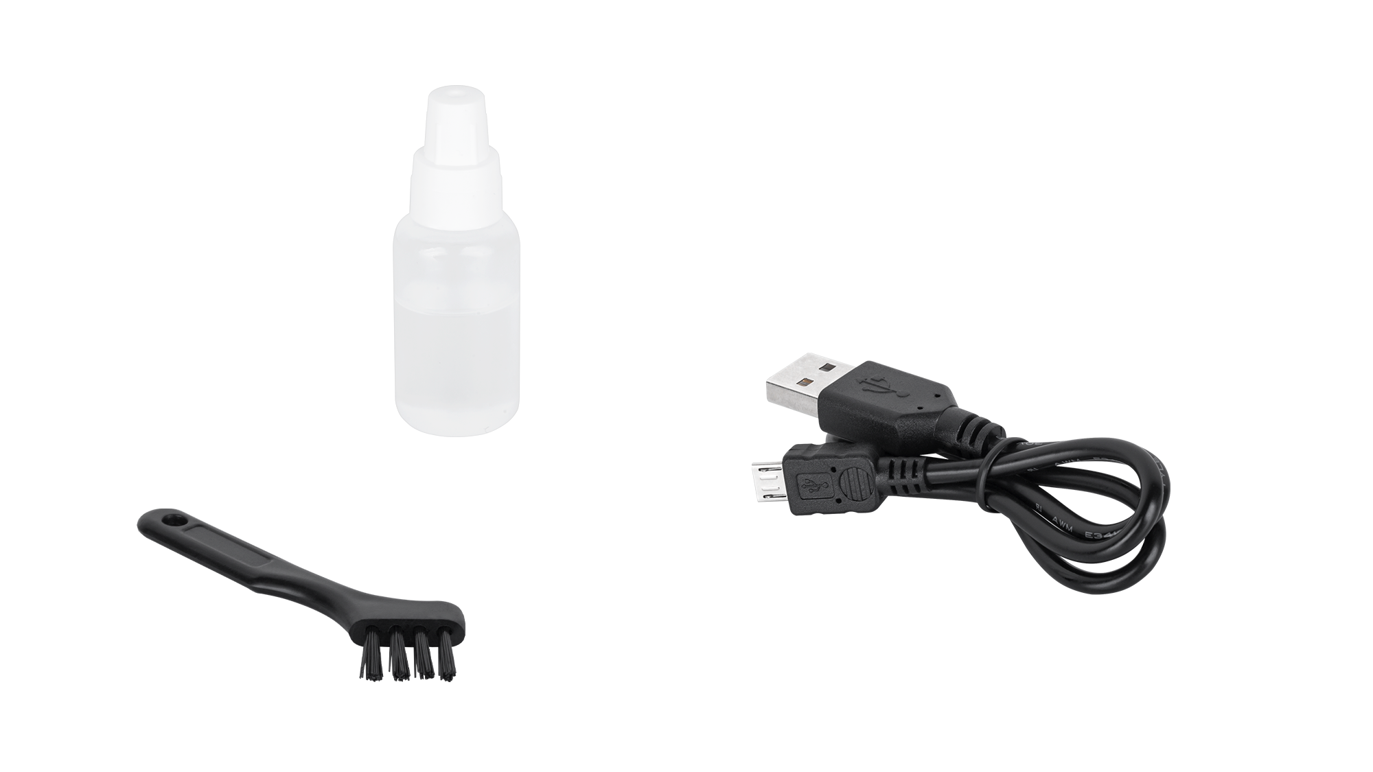 Mała butelka z rozpylaczem, czarna szczototka i kabel USB na czarnym tle.