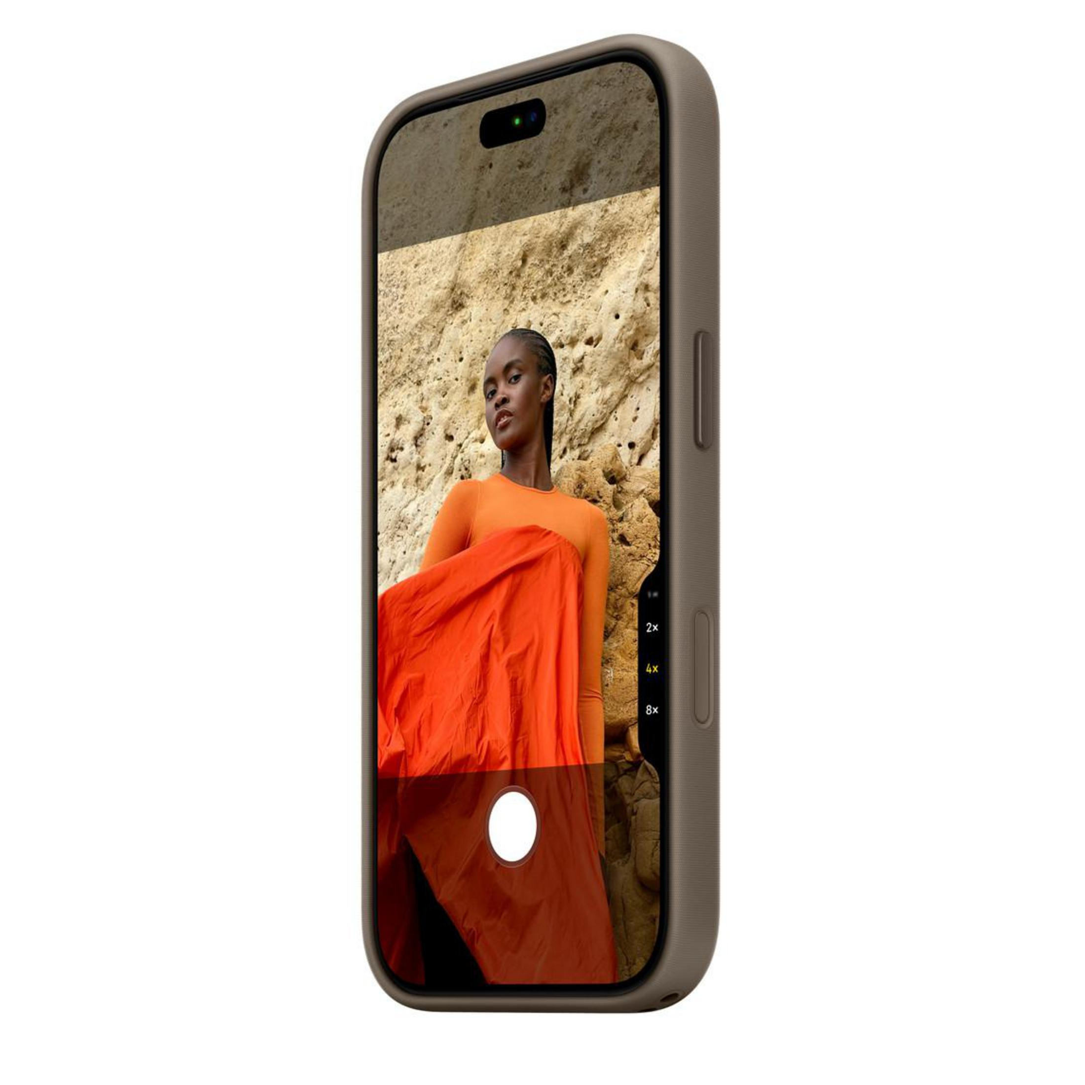 Uno smartphone con cover marrone mostra sullo schermo una donna davanti a una parete rocciosa.