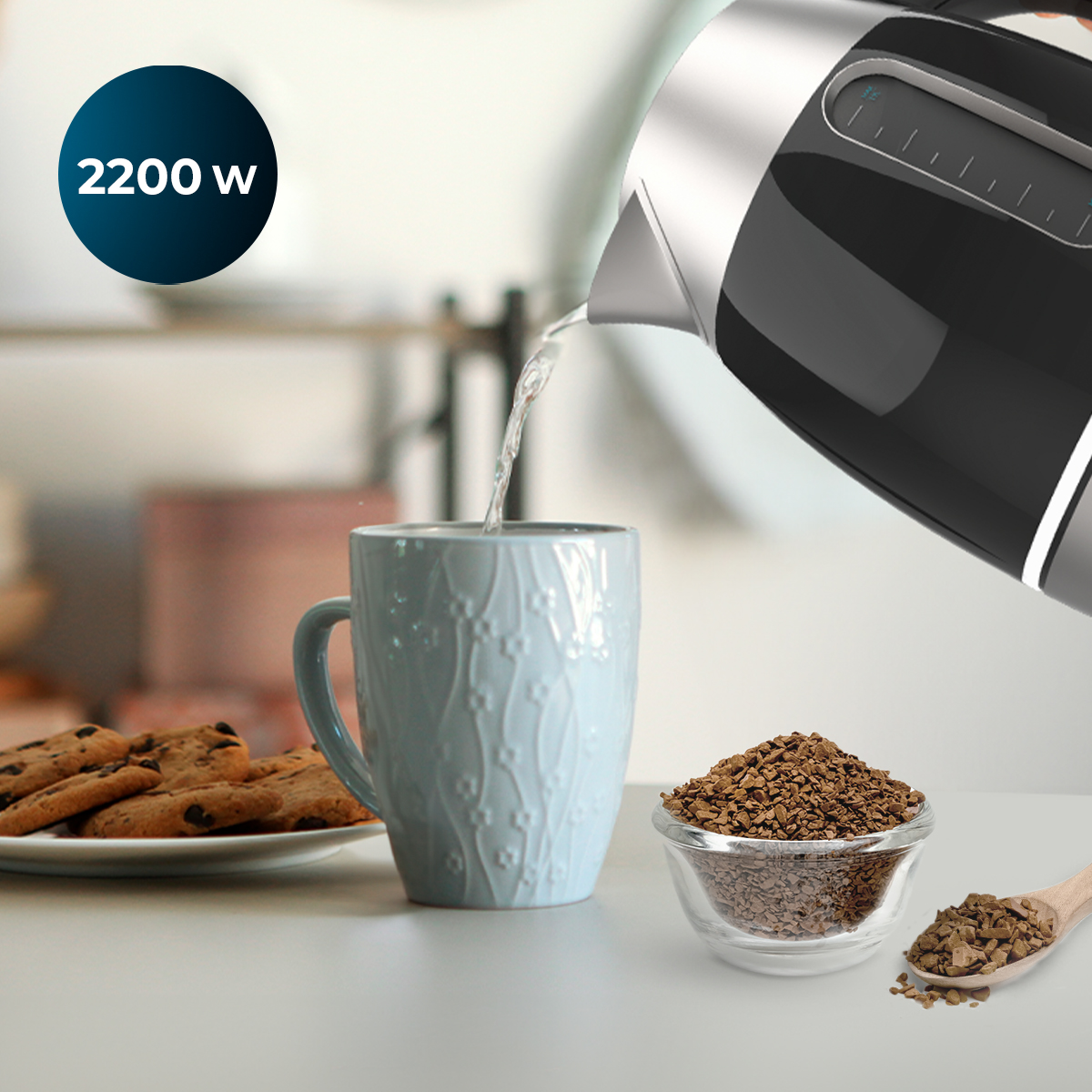 Un hervidor negro vierte agua en una taza azul, con galletas y café instantáneo cerca.