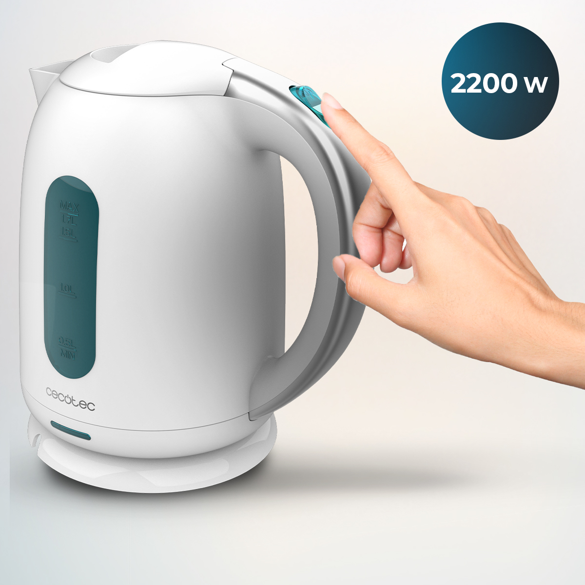 Una mano presiona el interruptor azul de un hervidor blanco Cecotec de 2200 W.