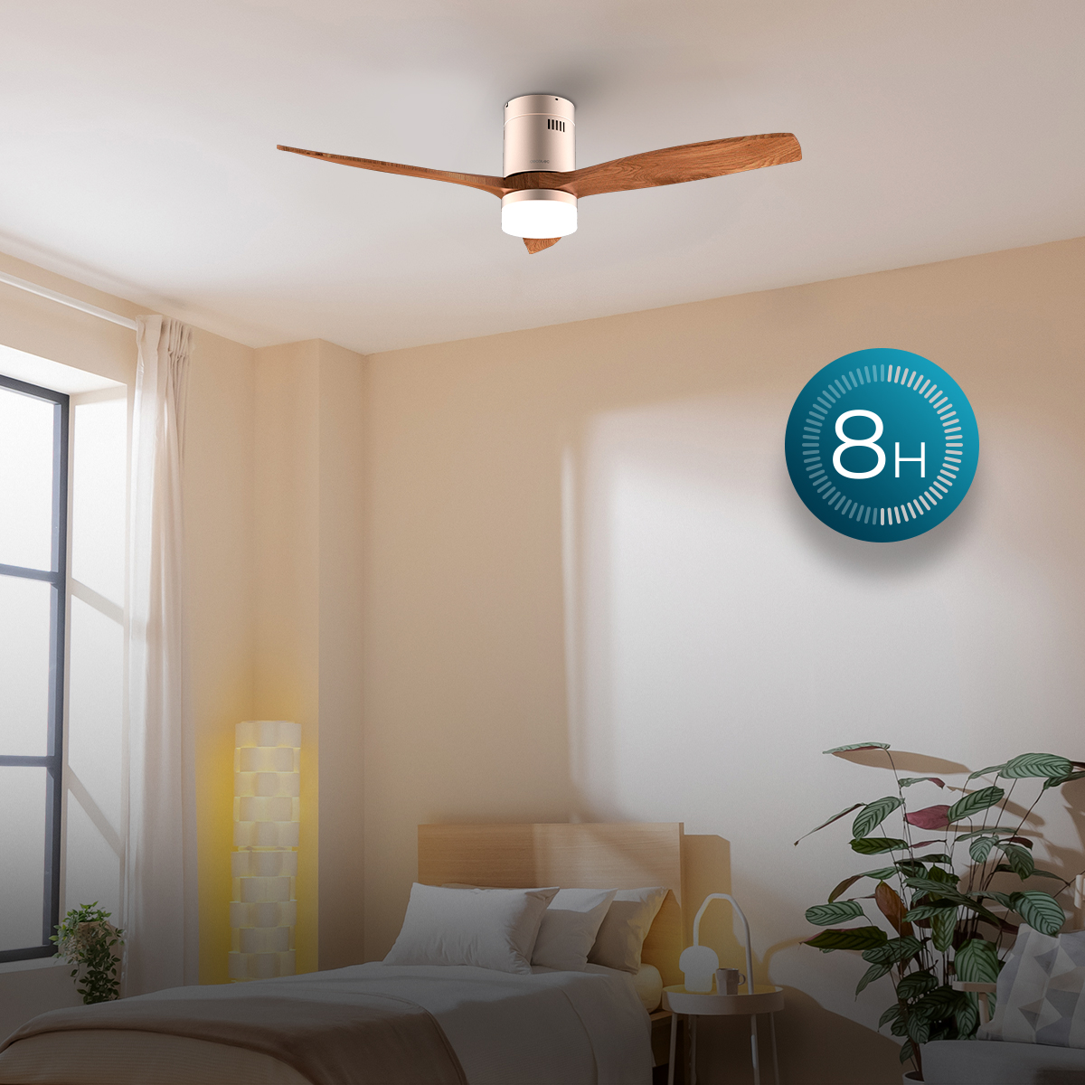Ventilador de techo moderno con aspas de madera y luz en un dormitorio acogedor con ventana y plantas.
