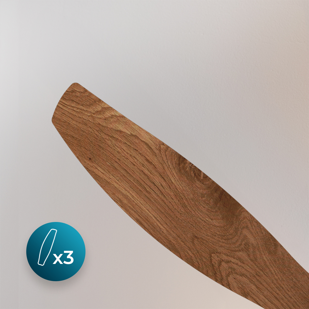 Una sola aspa de ventilador de techo de madera marrón contra una pared blanca, con un icono azul x3.