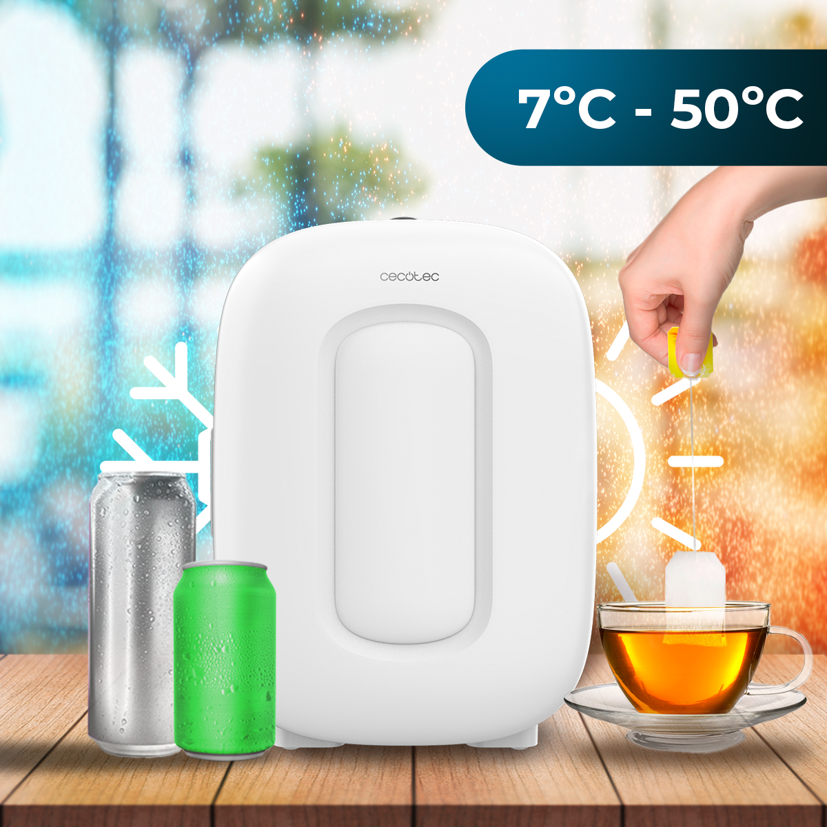 Un mini frigo bianco su un tavolo vicino a lattine e una tazza di tè, con indicatore di temperatura.