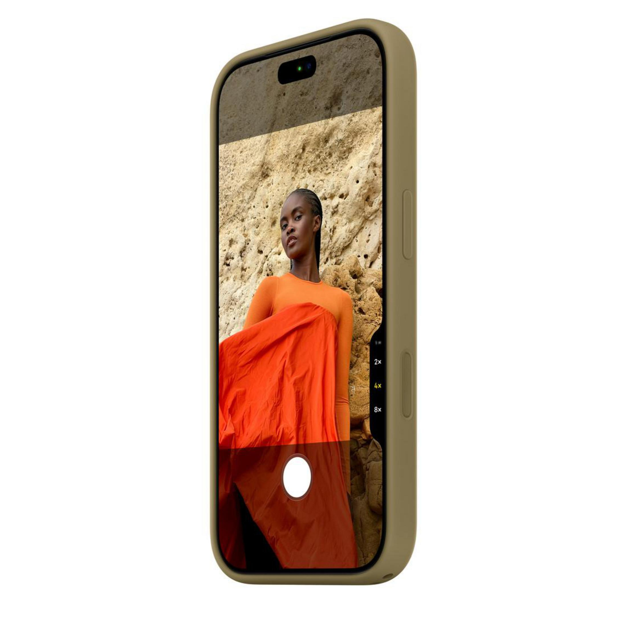 Un smartphone dans une coque beige affiche la photo d'une femme en robe orange sur fond rocheux.