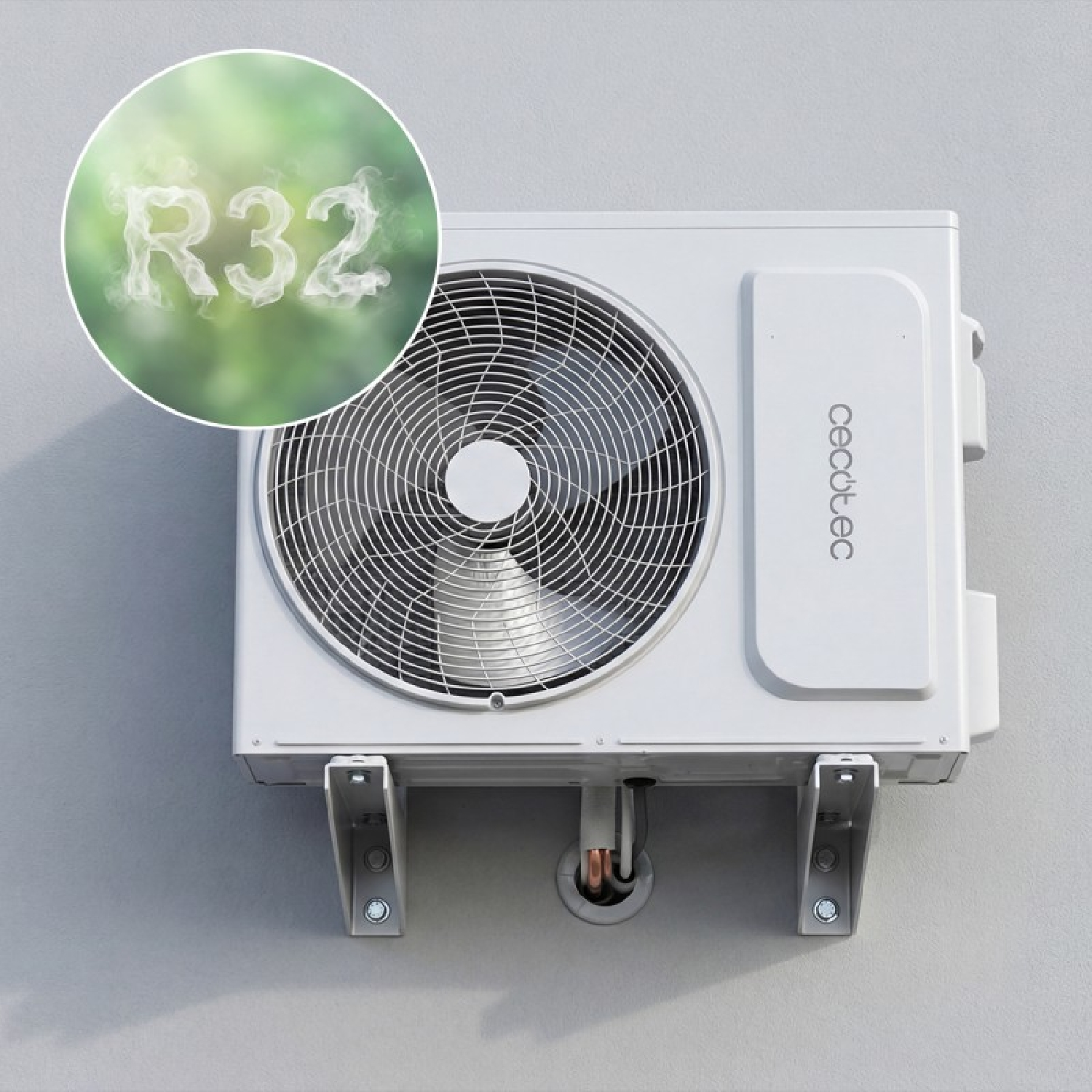 Unidad exterior de aire acondicionado Cecotec blanca en la pared con el símbolo R32.