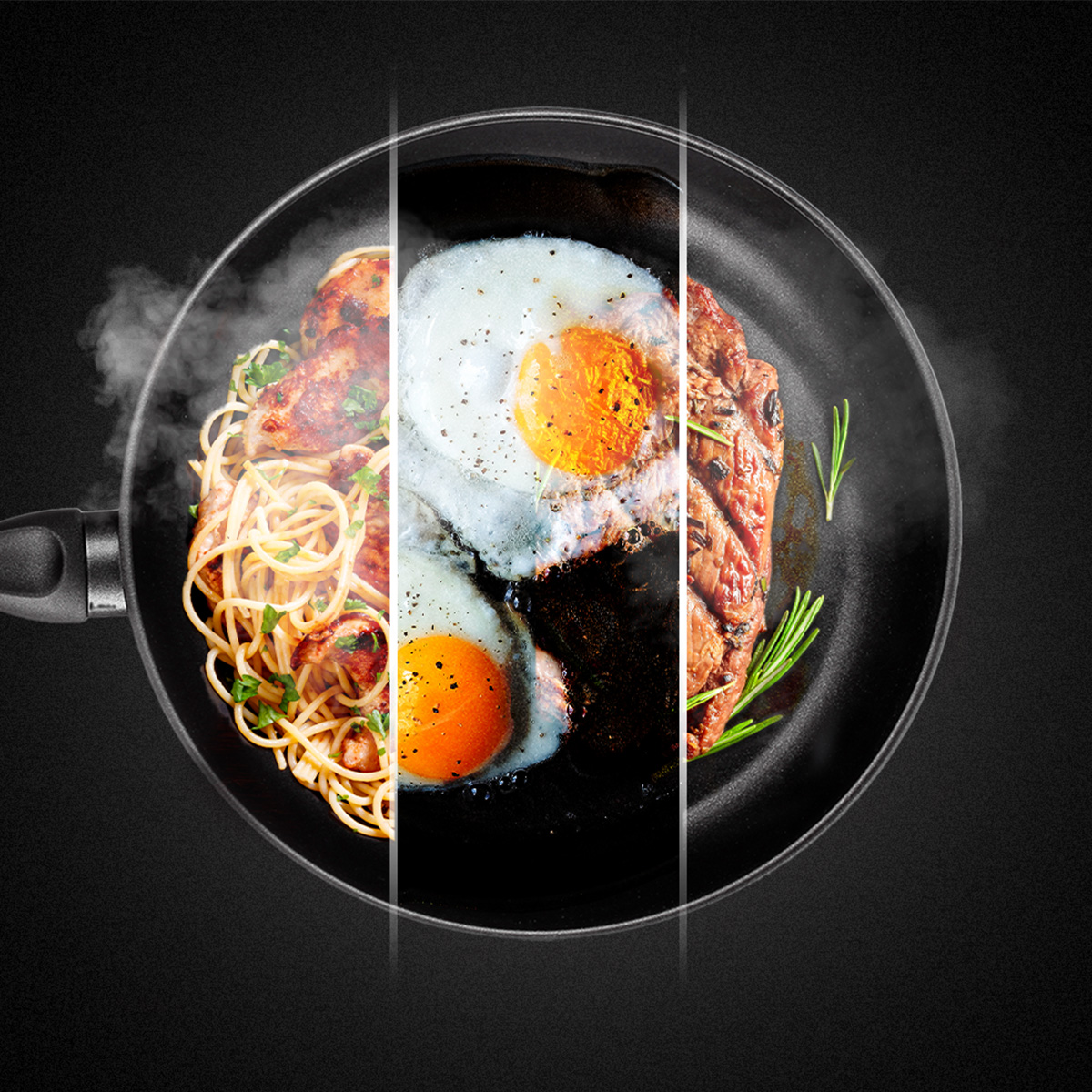 Una padella in ghisa mostra tre sezioni: spaghetti, uova fritte e bistecca con erbe, circondati da vapore.