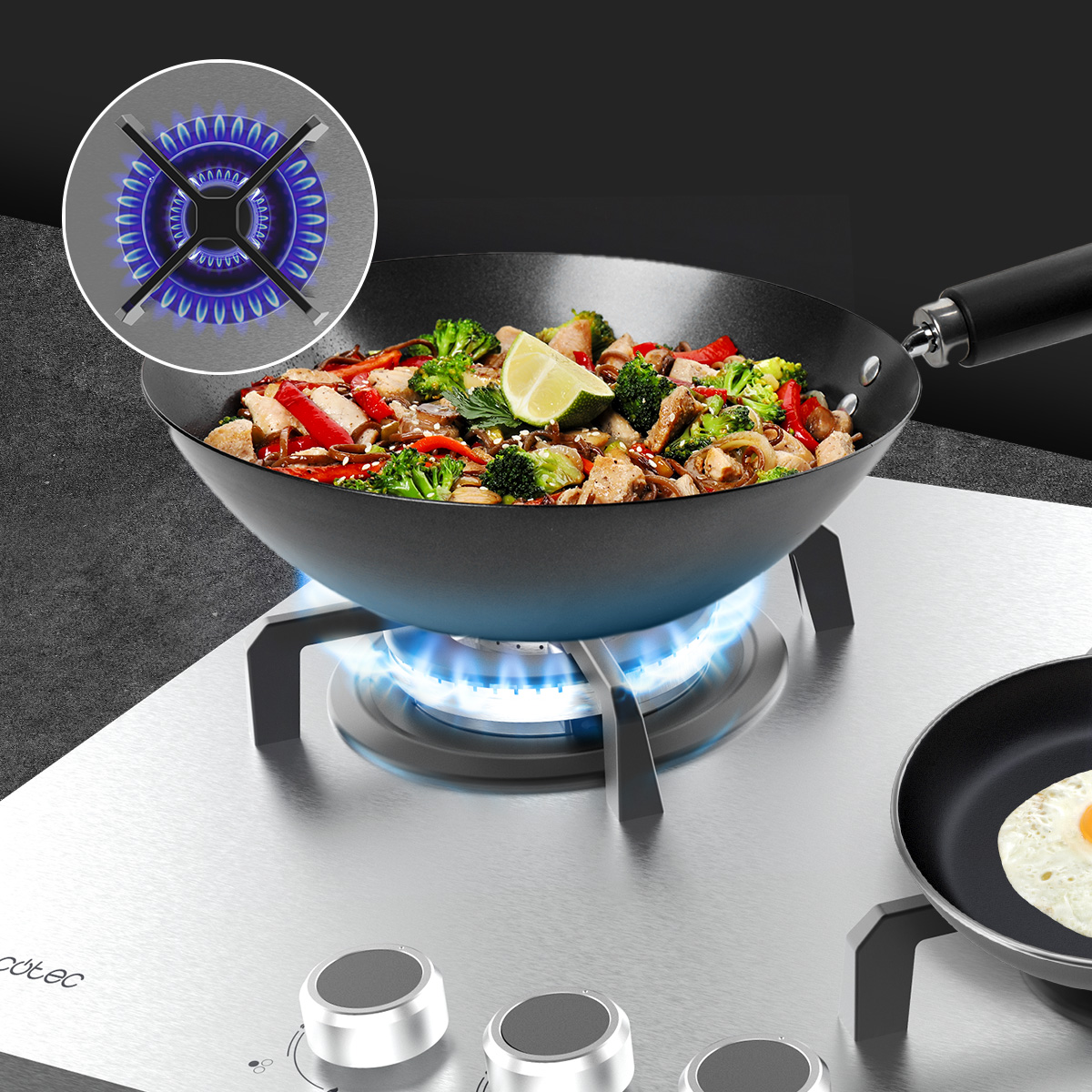 Un wok con verduras salteadas en una estufa de gas, con un inserto que muestra la llama azul.