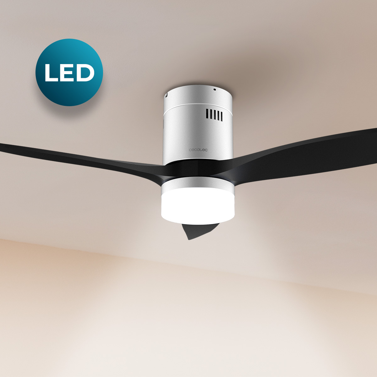 Ventilador de techo moderno con cuerpo plateado, aspas negras y luz LED.