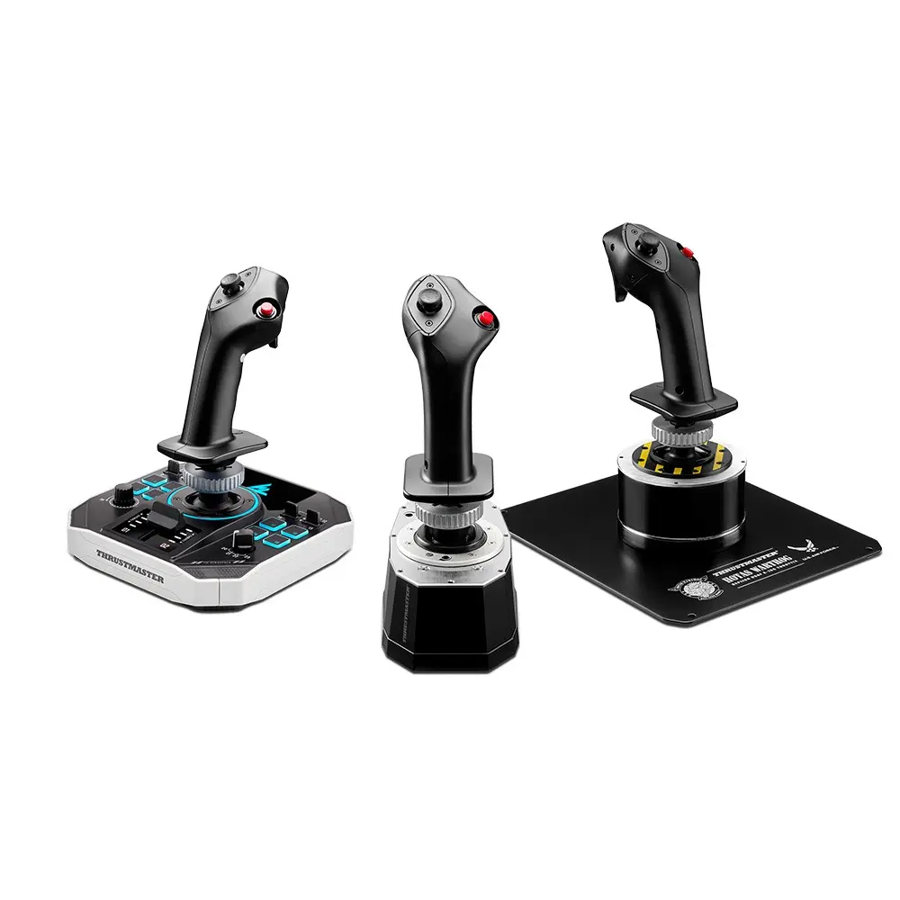 Trois joysticks Thrustmaster noirs sur fond blanc avec différentes bases et boutons.