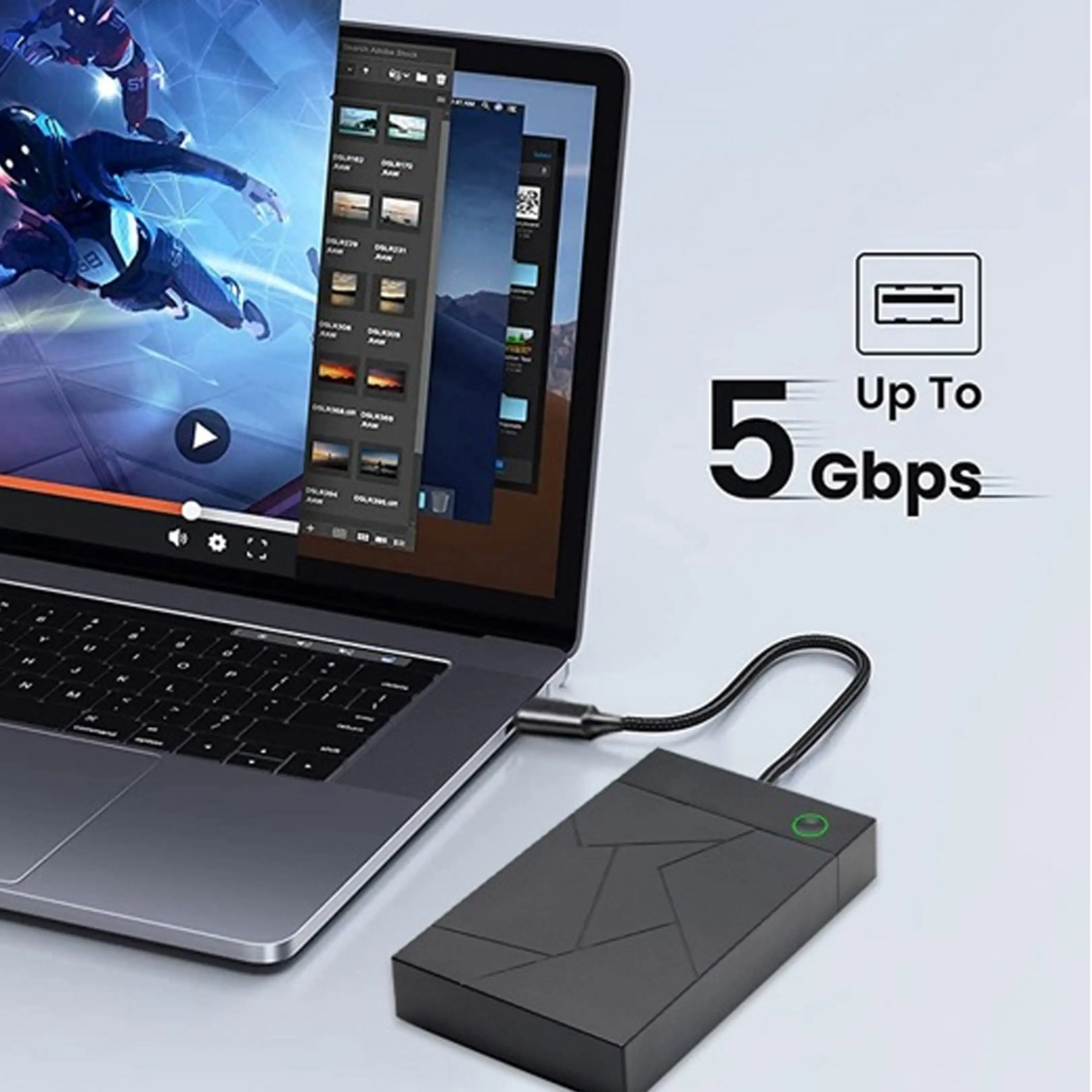 Laptop mit angeschlossener schwarzer externer Festplatte und der Aufschrift Up to 5 Gbps.