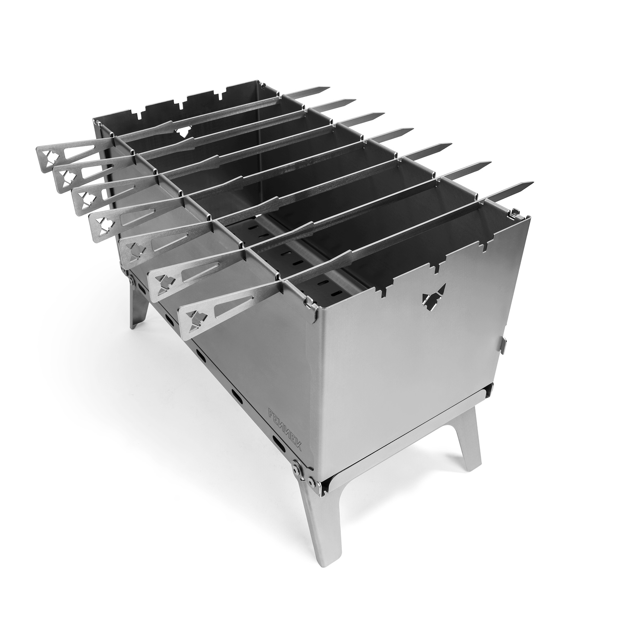 Ein tragbarer, silberner Metallgrill mit mehreren eingesteckten Spießen auf weißem Hintergrund.