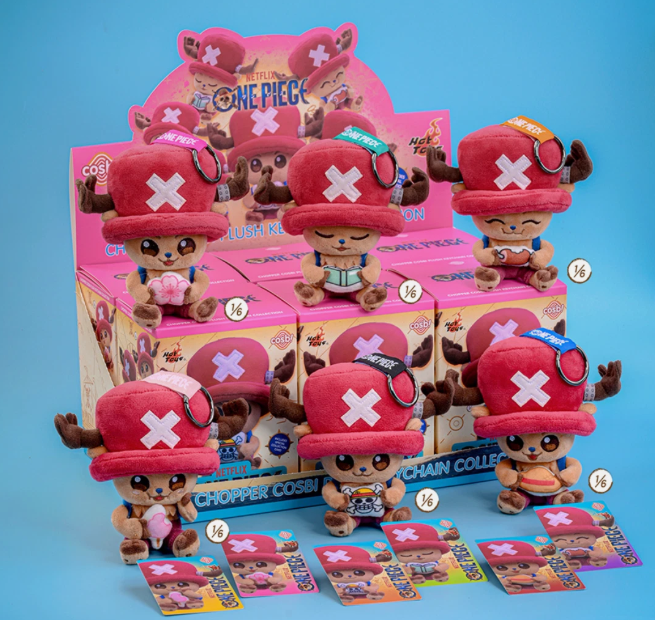 One Piece Chopper Plüsch-Schlüsselanhänger, präsentiert mit Verpackungsboxen und Charakterkarten vor blauem Hintergrund.