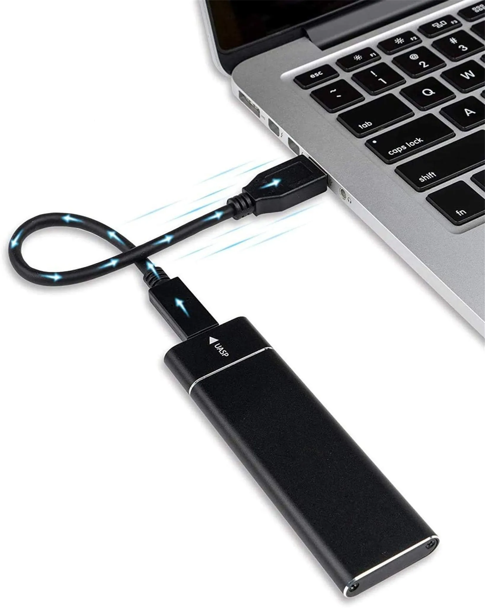 Ein schwarzes SSD-Gehäuse ist über ein Kabel mit blauen Pfeilen an einen Laptop angeschlossen.
