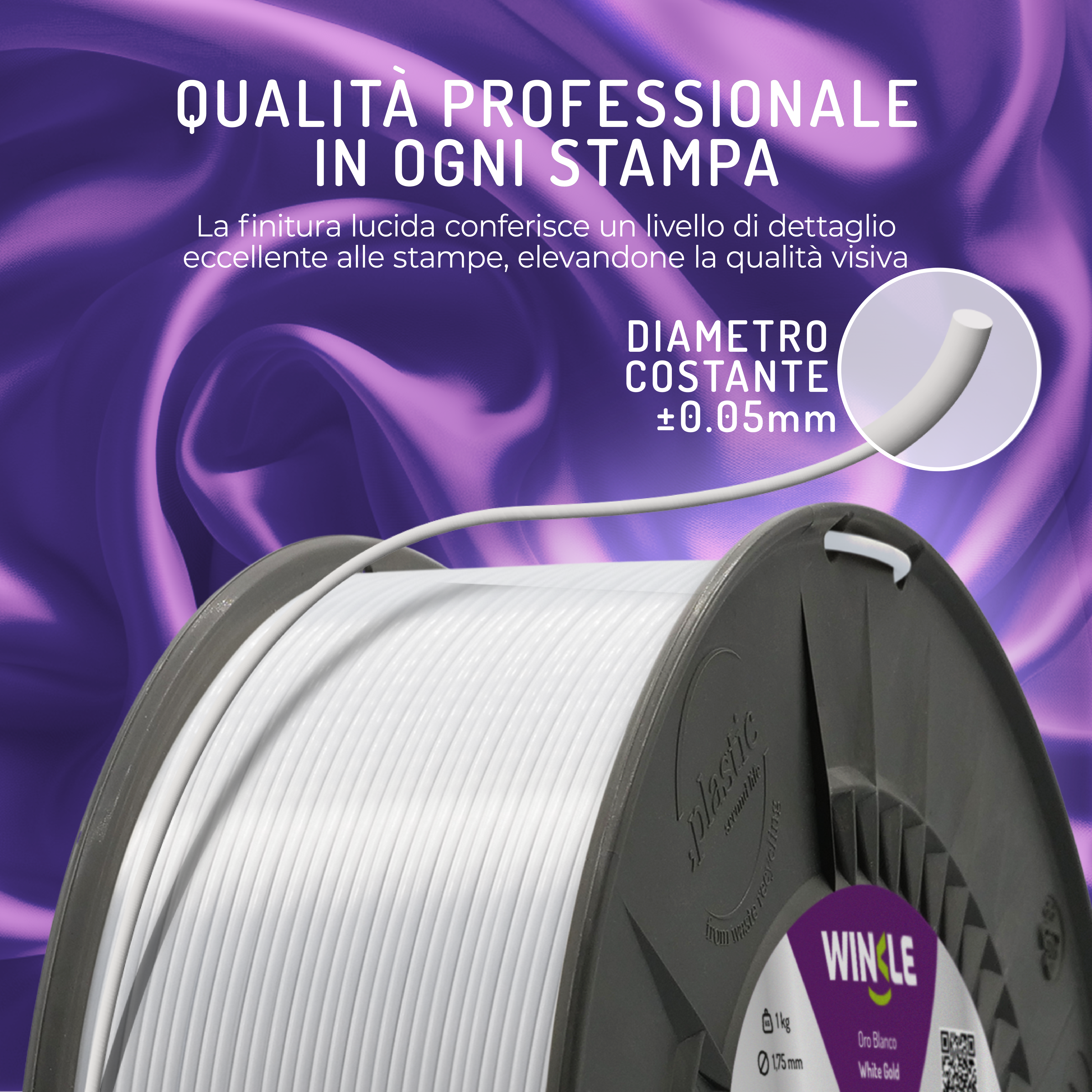 Una bobina de filamento blanco para impresión 3D sobre fondo de tela morada brillante con texto en italiano.