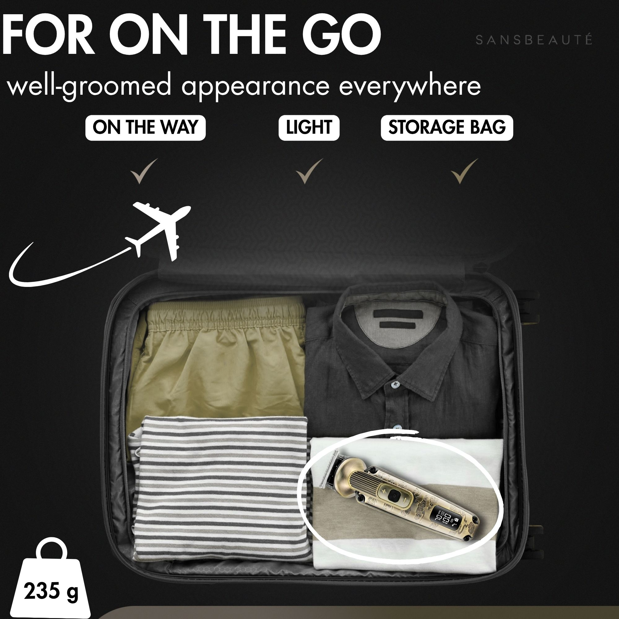 Une valise remplie de vêtements et d'un rasoir doré, avec du texte de voyage.