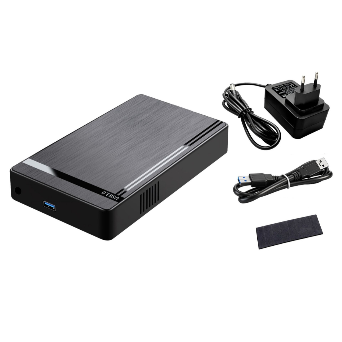 Eine externe USB 3.0 Festplatte mit Netzteil, USB-Kabel und Zubehör auf weißem Hintergrund.