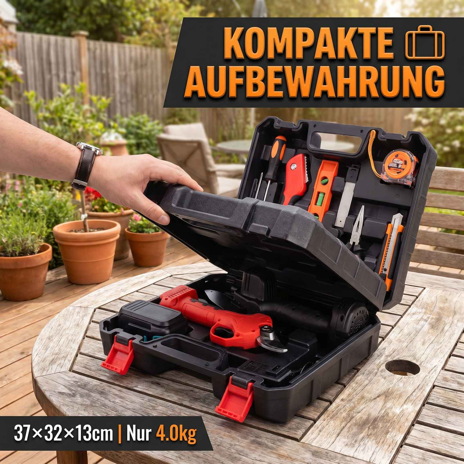 Hand öffnet schwarzen Werkzeugkasten mit roten Geräten auf Holztisch im Garten.