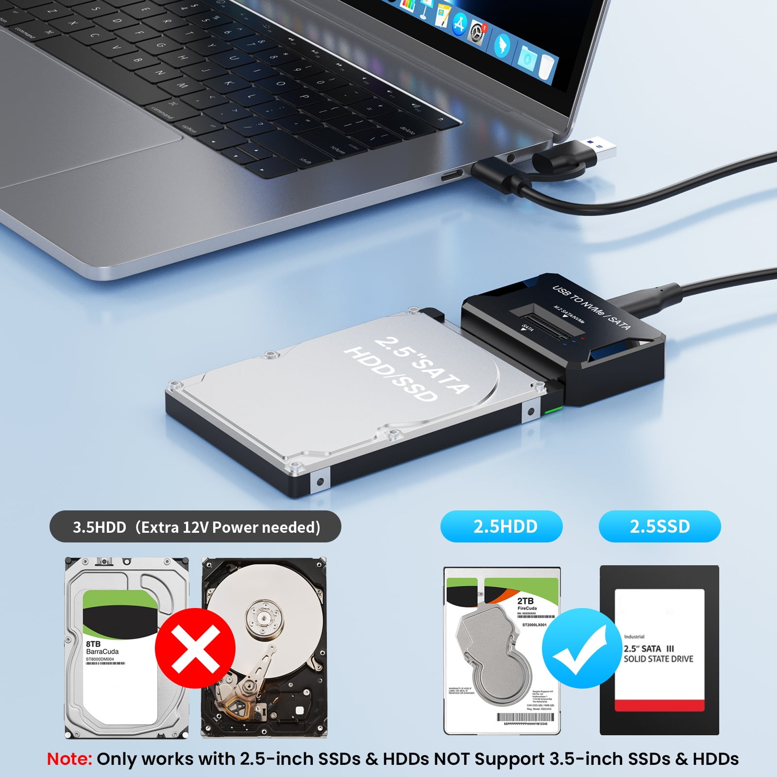 Laptop mit verbundenem 2,5-Zoll-HDD/SSD-Adapter auf blauem Hintergrund.