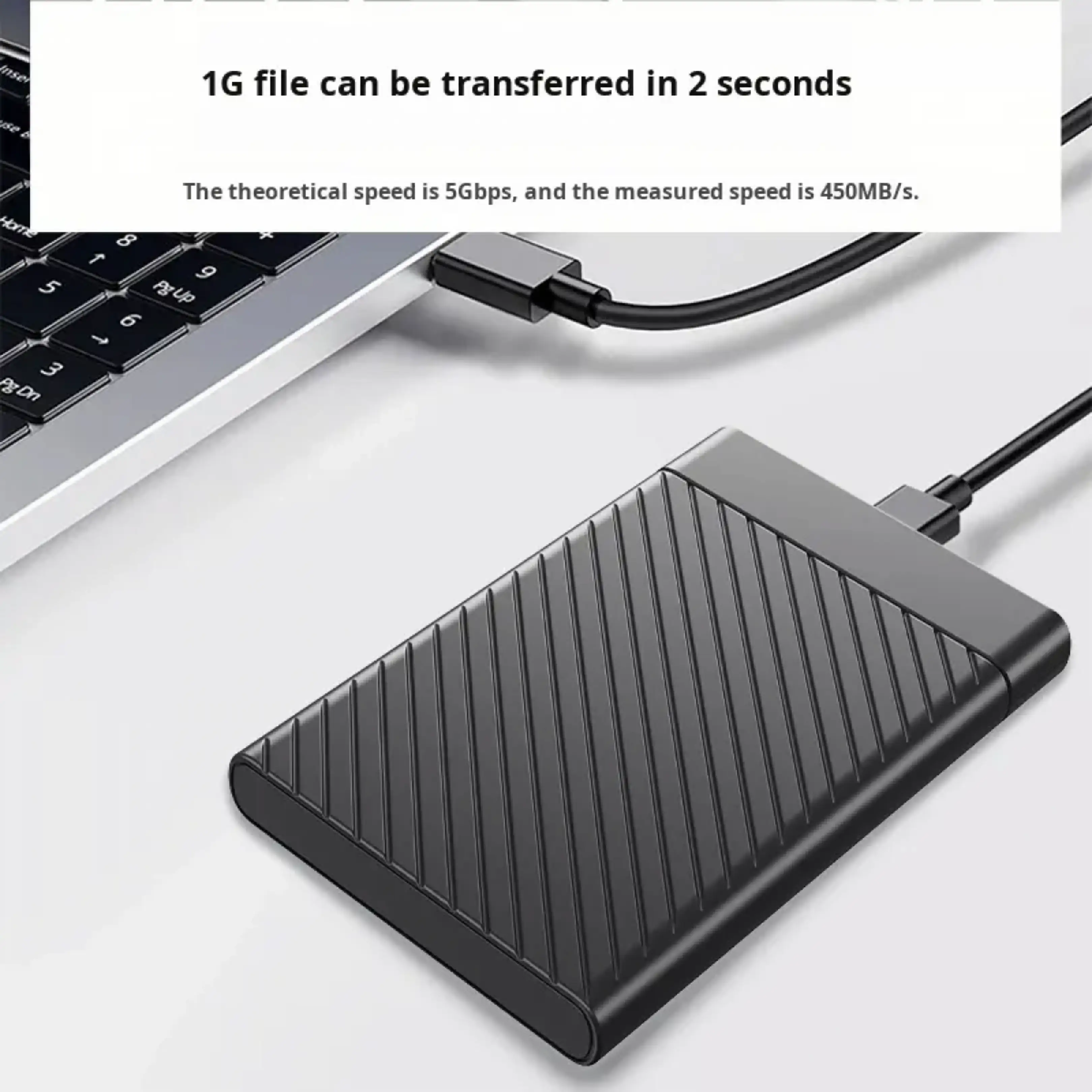 Eine externe Festplatte und ein Laptop sind auf einem Tisch angeschlossen, mit Text oben.