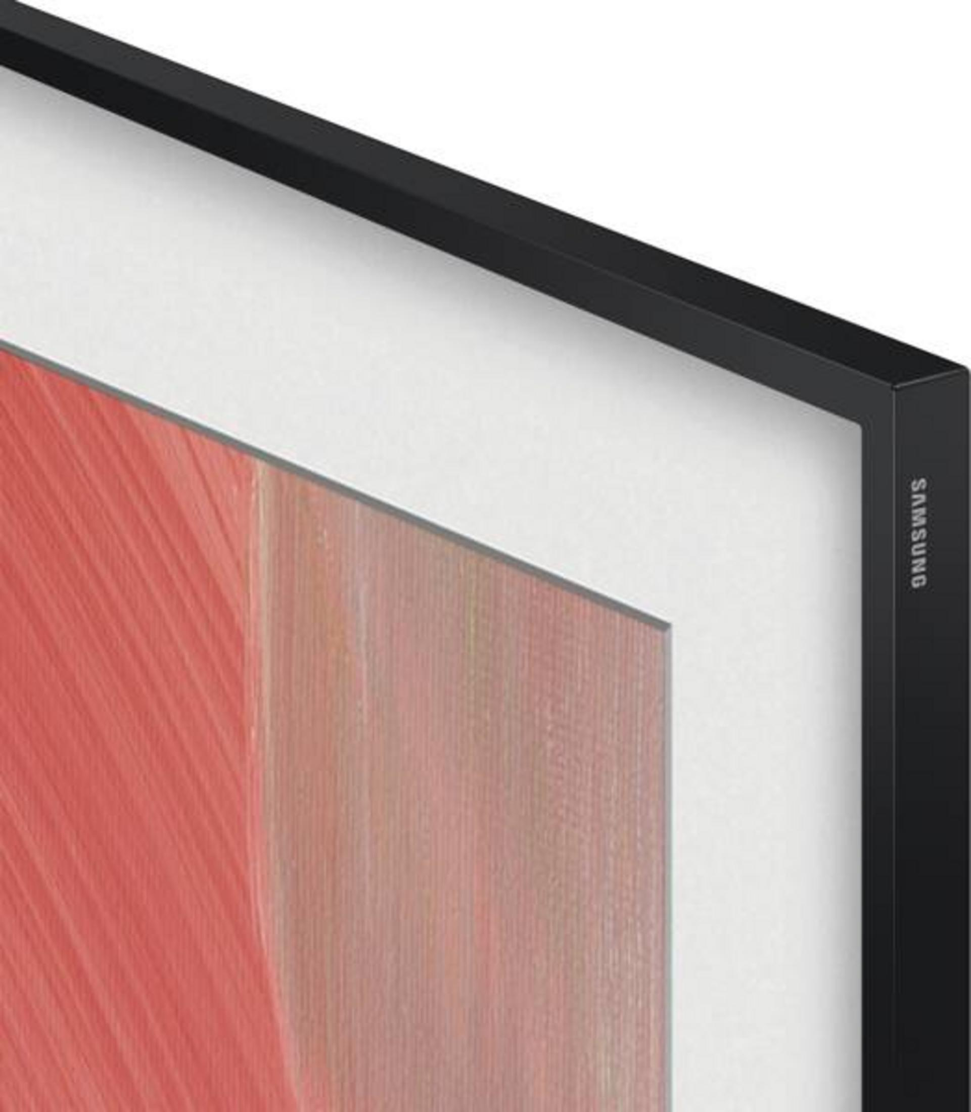 Gros plan sur le cadre supérieur droit d'un téléviseur Samsung noir avec un passe-partout blanc.
