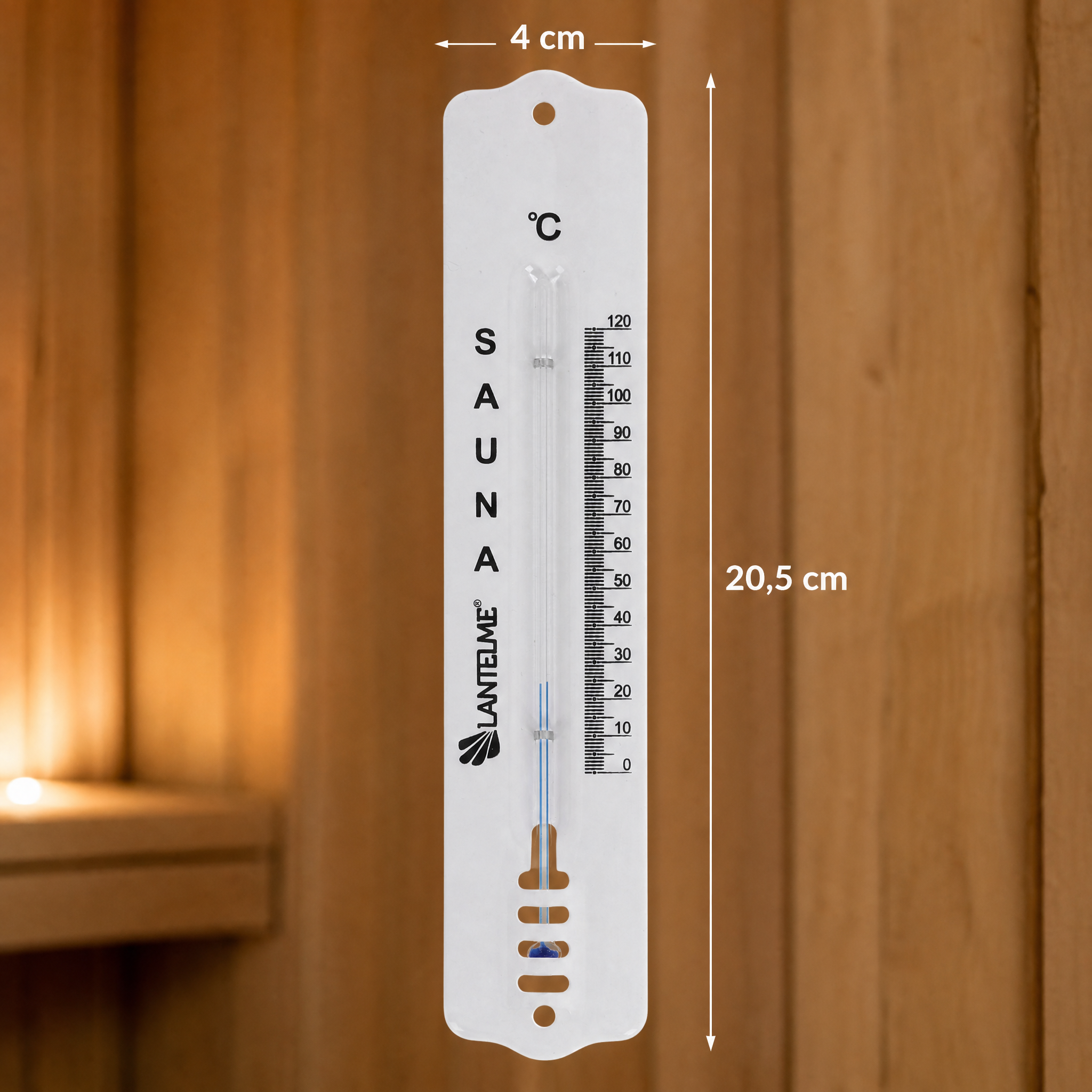Ein weißes Saunathermometer mit Maßen von 4 cm Breite und 20,5 cm Höhe hängt an einer HolzWand.
