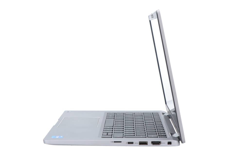 Widok z boku srebrnego laptopa na białym tle, widoczne porty z boku.