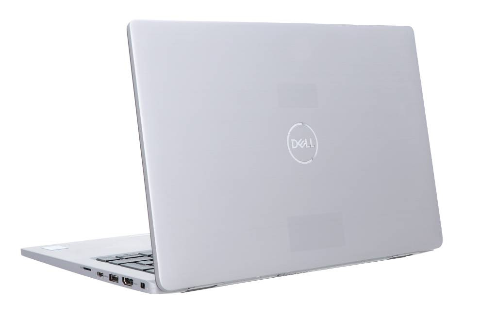 Srebrny laptop Dell stoi pod kątem, pokazując zamkniętą klapę z logo Dell na białym tle.