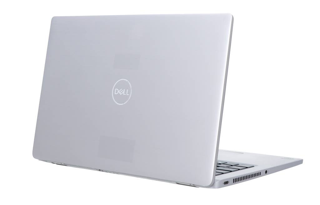 Srebrny laptop Dell na białym tle, pokazujący zamkniętą tylną klapę z logo firmy na środku.