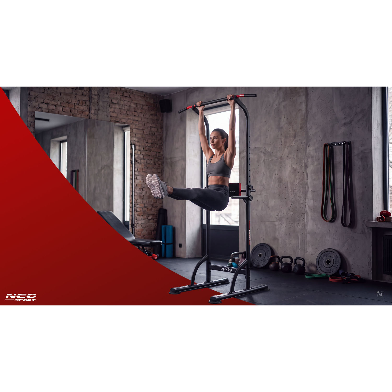 Kobieta w stroju sportowym wykonuje ćwiczenia podciągania na drążku na siłowni.