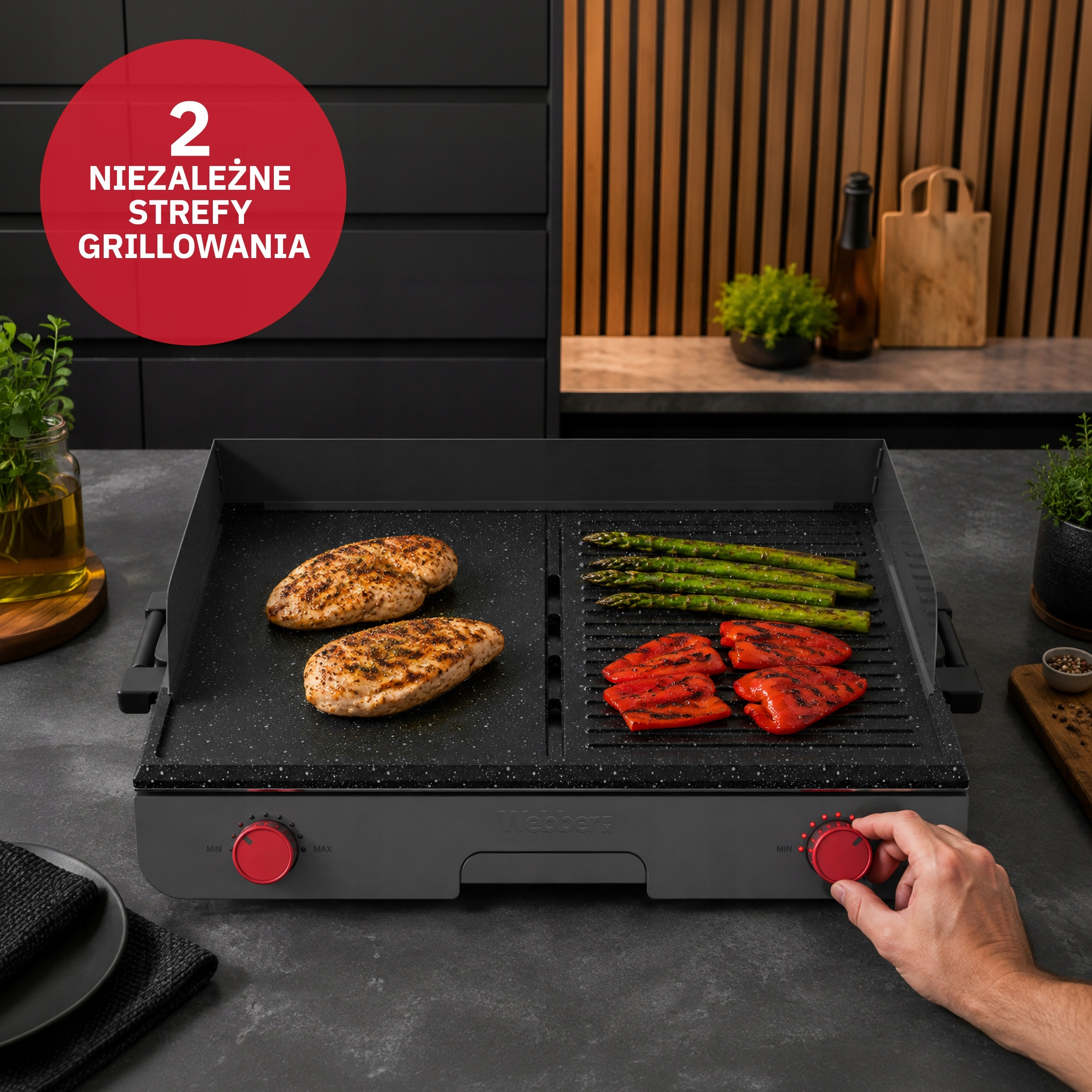 Elektryczny grill stołowy z kurczakiem, szparagami i papryką. Ręka reguluje pokrętło.