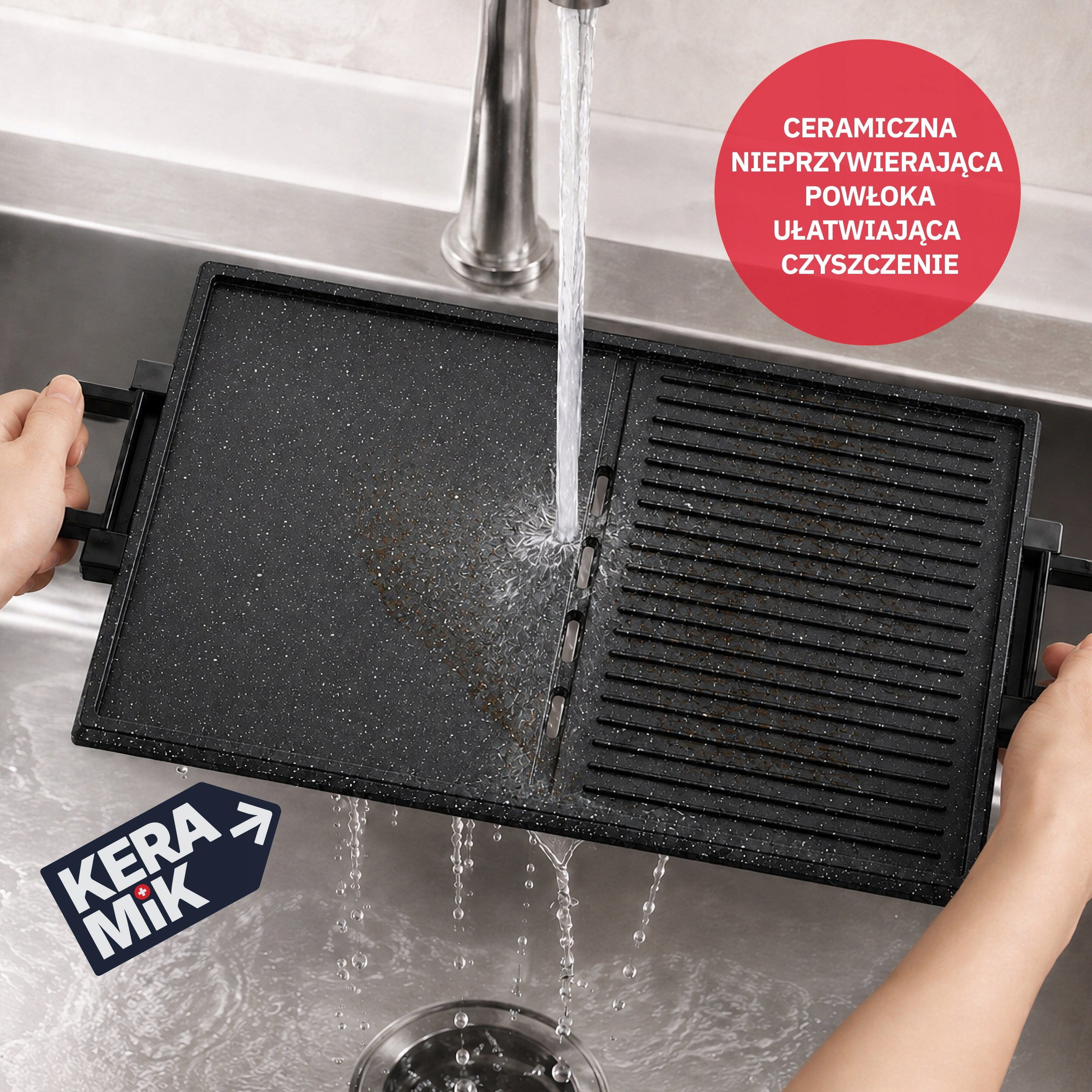 Ręka myje czarną, żebrowaną ceramiczną płytę grilla pod bieżącą wodą w zlewaku.