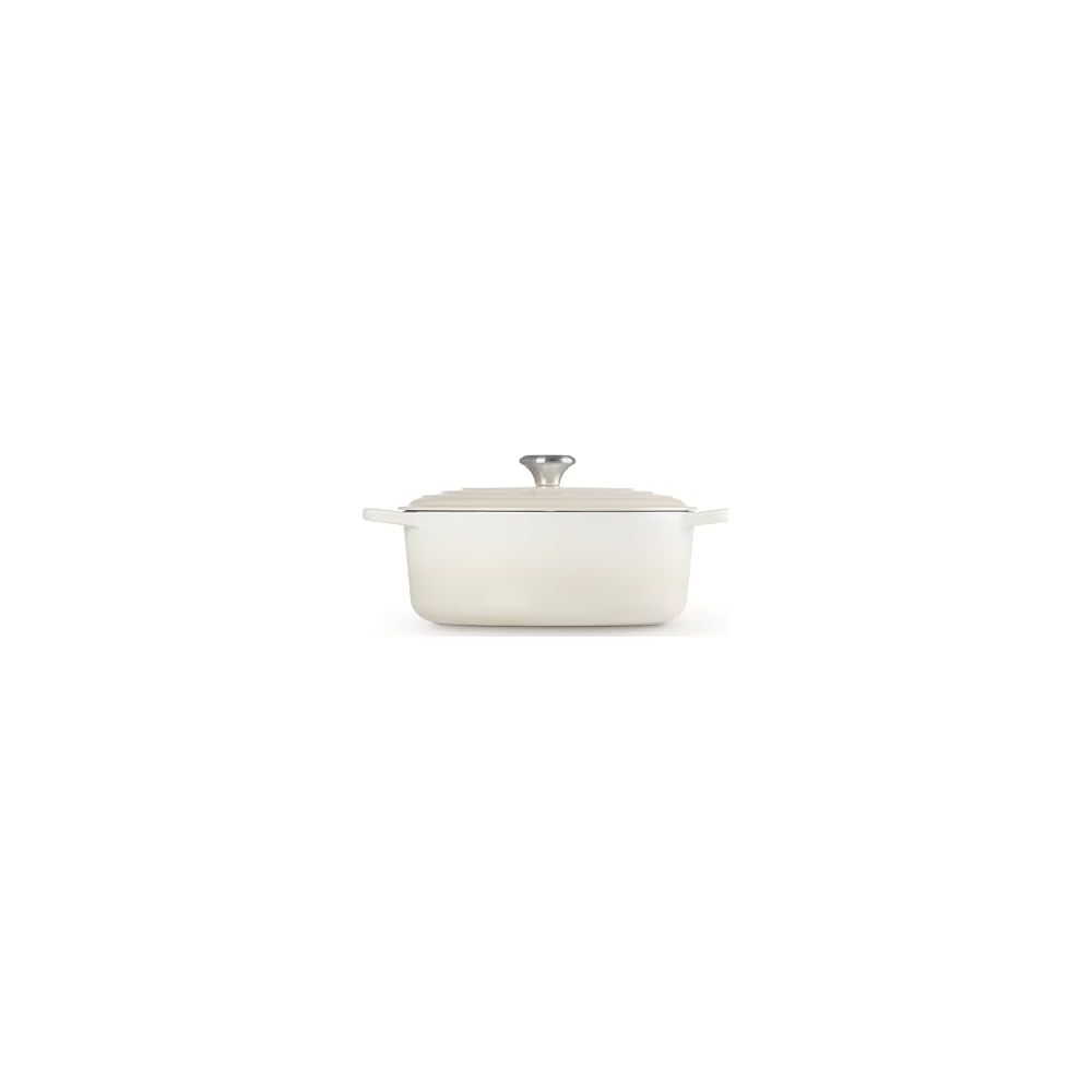 Un faitout rectangulaire blanc avec un couvercle à pommeau argenté sur fond blanc.