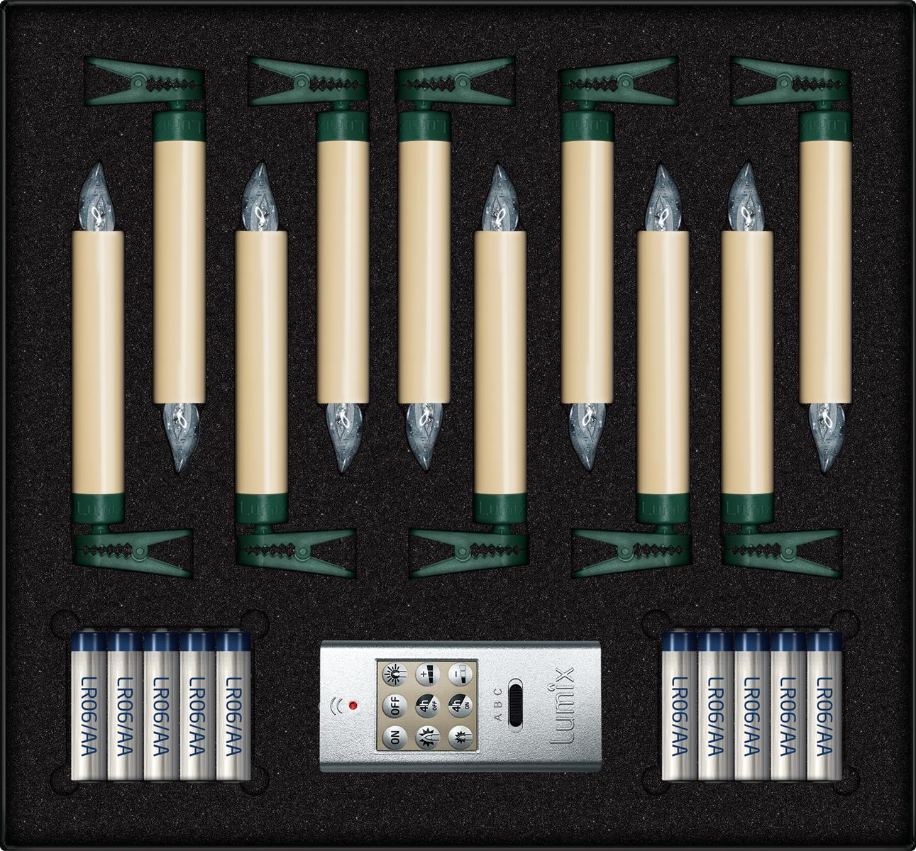 Ein Set mit zehn beige-grünen LED-Kerzen, einer Fernbedienung und zehn AA-Batterien in schwarzem Schaumstoff.