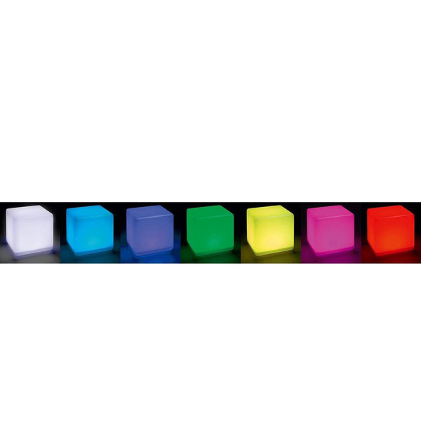 Sieben beleuchtete LED-Wuerfel in verschiedenen Farben auf schwarzem Hintergrund.