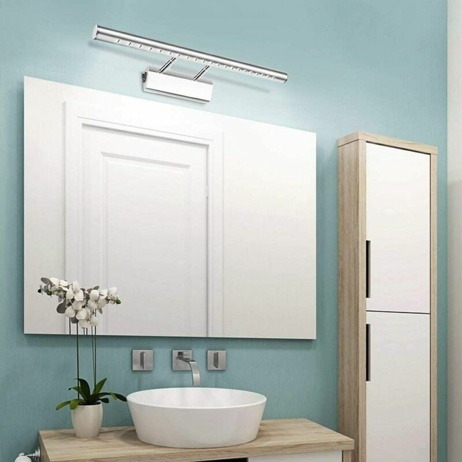 Moderne LED-Leuchte über einem Badezimmerspiegel, mit Waschbecken und Schrank auf blauem Grund.