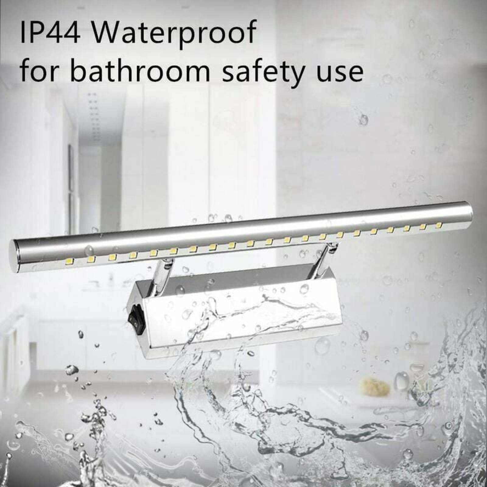 Wasserdichte IP44 LED-Leuchte in Silber mit Wasserspritzern vor einem Badezimmer.
