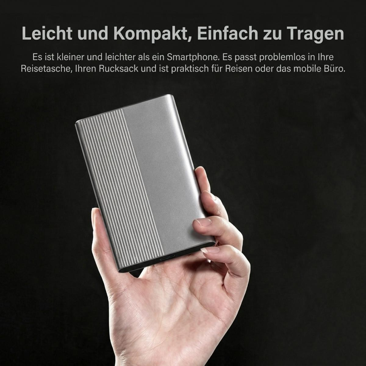 Eine Hand hält eine kompakte, silberne Powerbank mit geripptem Design auf dunklem Hintergrund.