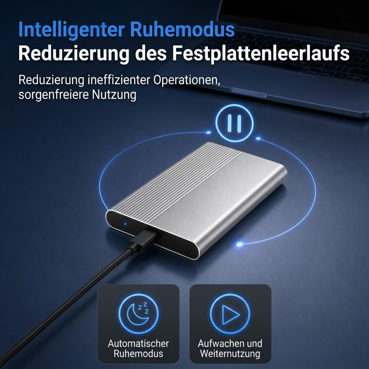 Eine silberne externe Festplatte mit USB-Kabel und blauen Leuchtelementen auf einem Schreibtisch vor einem Laptop.