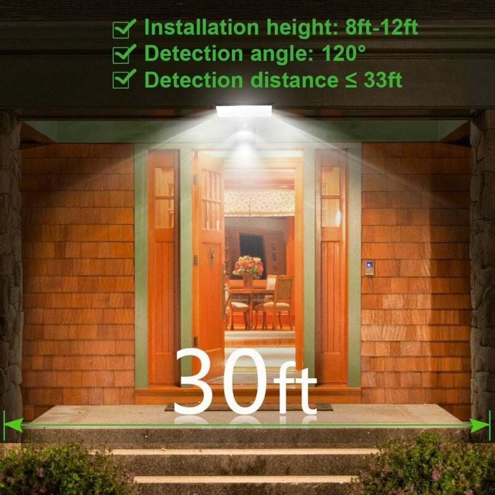 Eine Außenveranda mit heller Beleuchtung über der Holztür zeigt Installationsdaten und eine Reichweite von 30 Fuß.