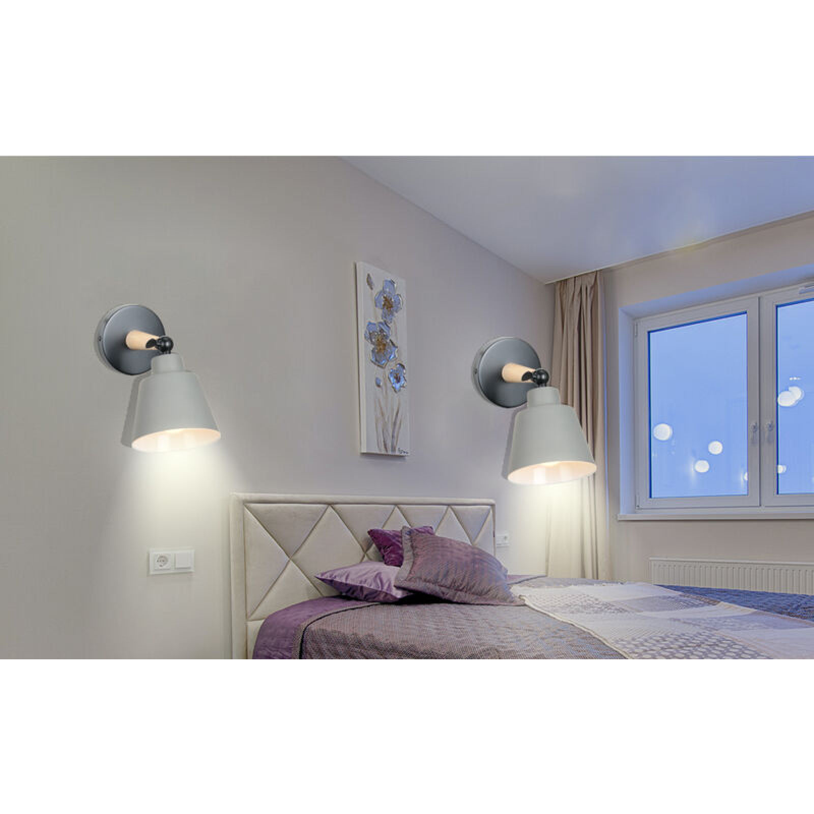 Moderne Wandleuchten mit grauen Schirmen und Holzdetails über einem gemütlichen Schlafzimmerbett.