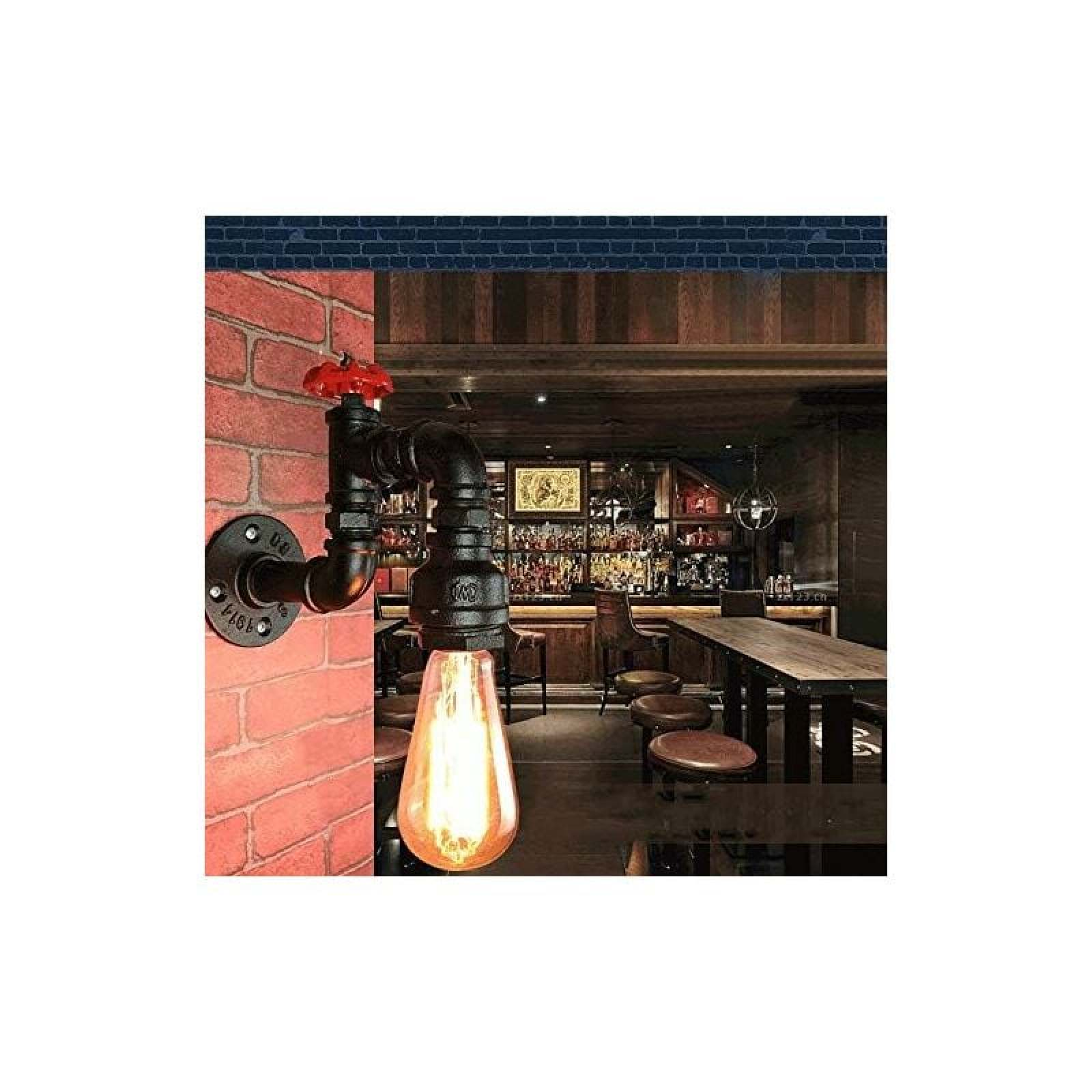 Eine industrielle Rohrlampen-Wandleuchte mit Edison-Glühbirne an einer roten Ziegelwand.