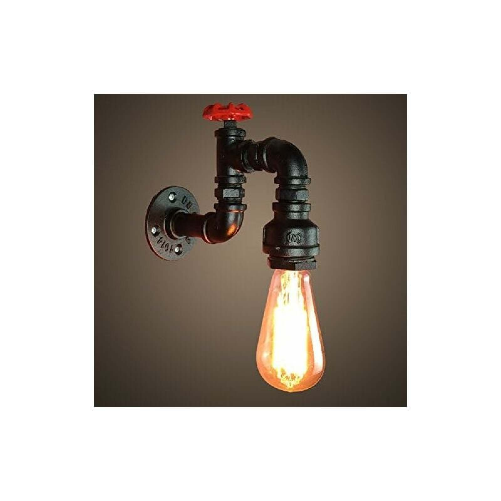Wandleuchte aus schwarzen Metallrohren mit einem roten Ventil und einer beleuchteten Edison-Glühbirne.
