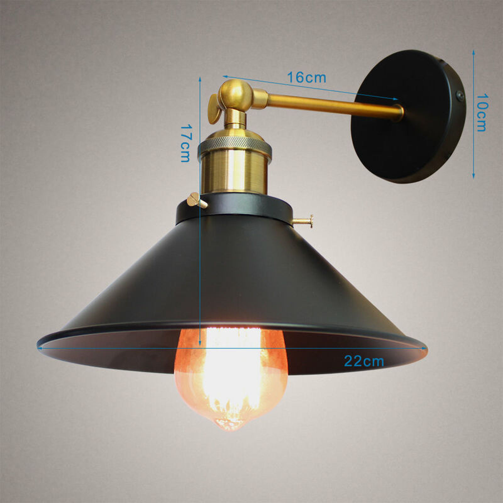 Schwarze Wandlampe mit Messingakzenten und Maßen von 16cm, 10cm, 17cm und 22cm.