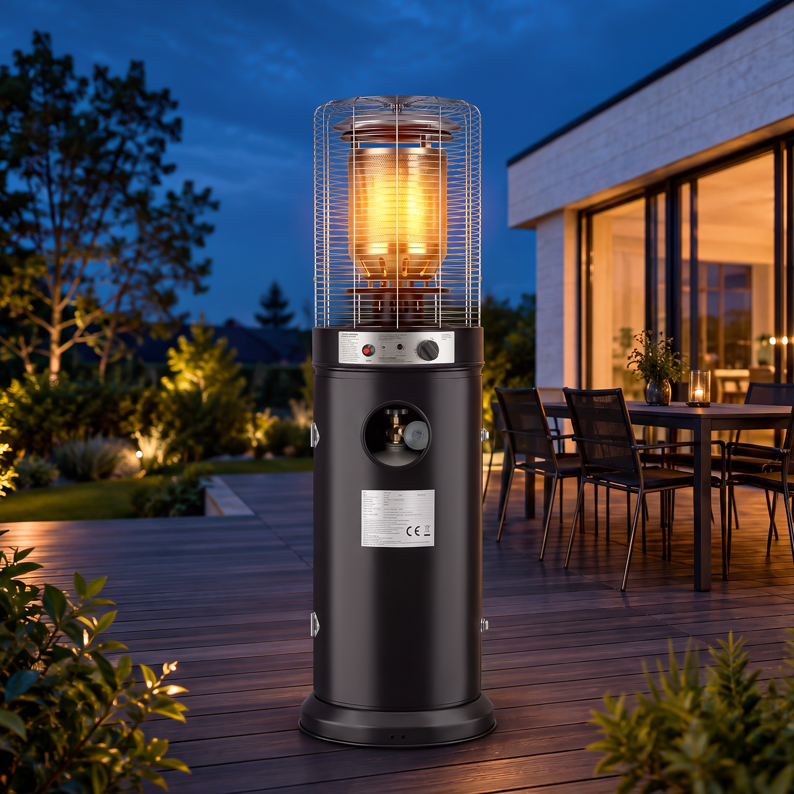 Un riscaldatore da patio nero brilla caldamente su una terrazza in legno illuminata al crepuscolo.