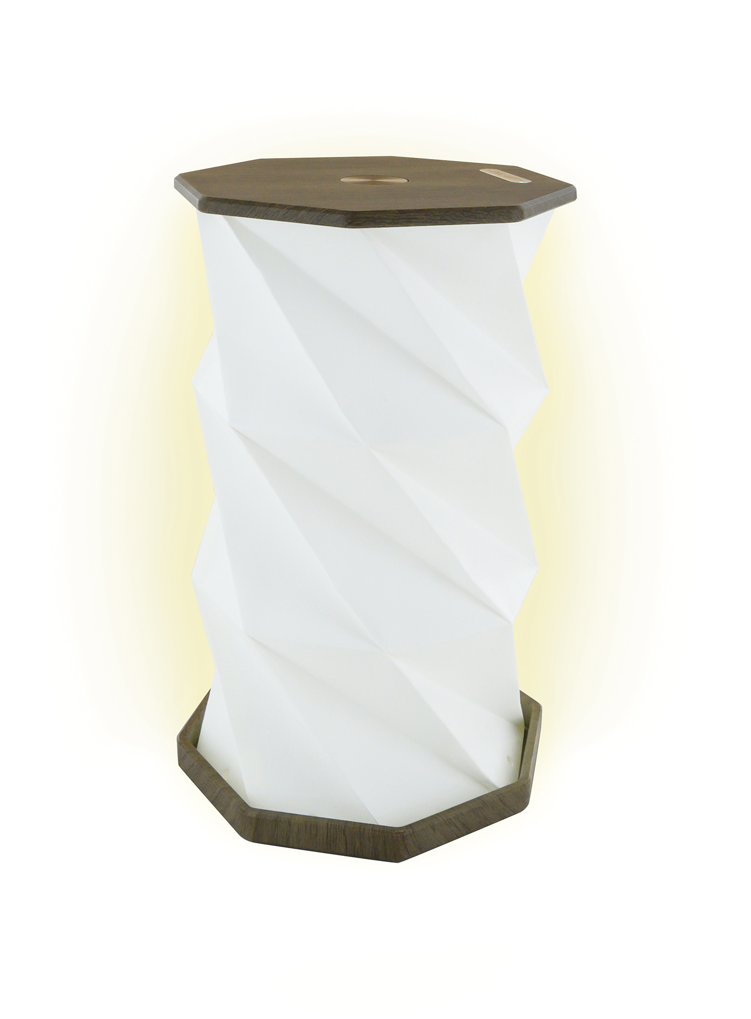 Moderne zylindrische Lampe mit weißem, geometrisch facettierten Körper und dunklem Holzsockel.