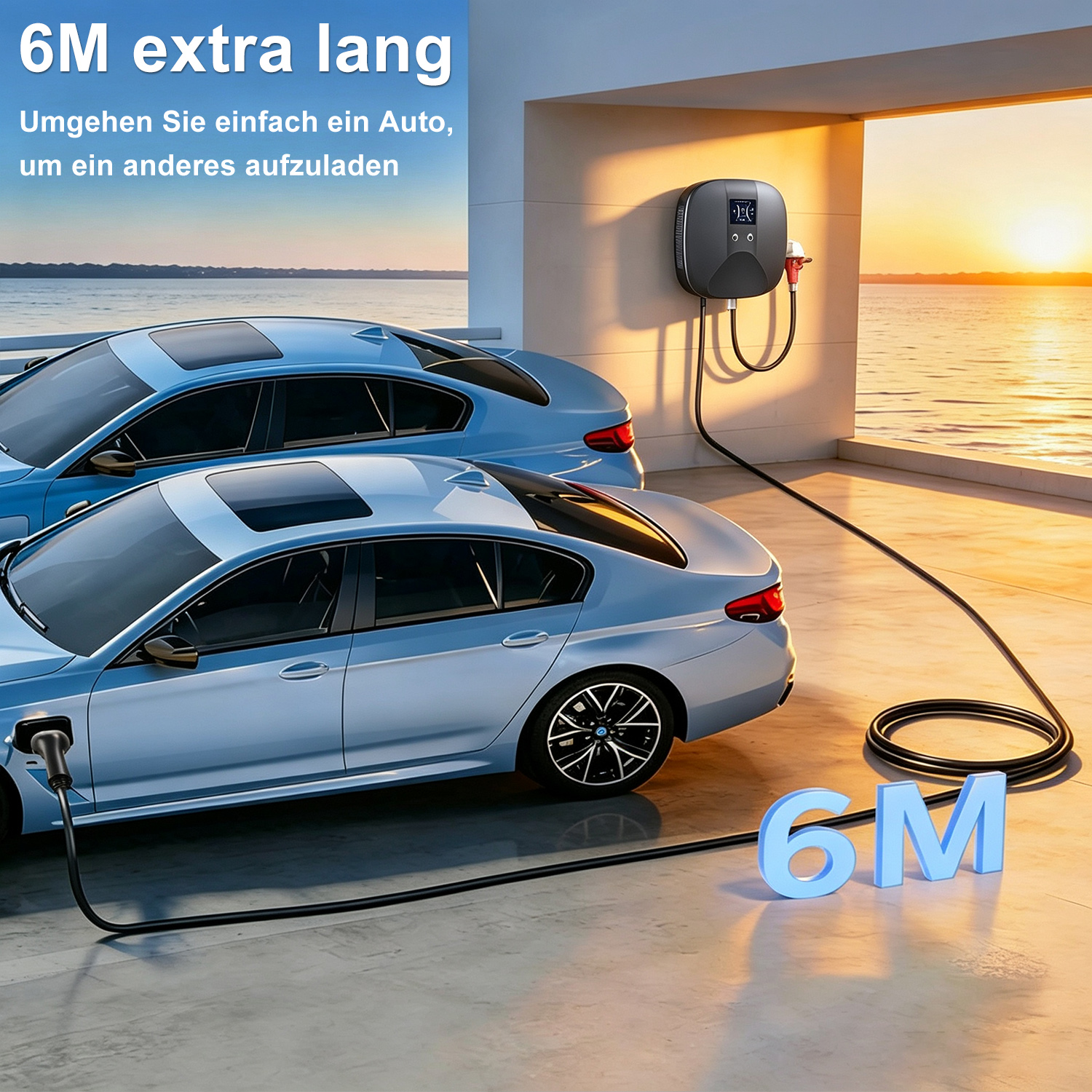 Zwei blaue Autos laden an einer Station mit einem extra langen 6M-Kabel bei Sonnenuntergang am Wasser.