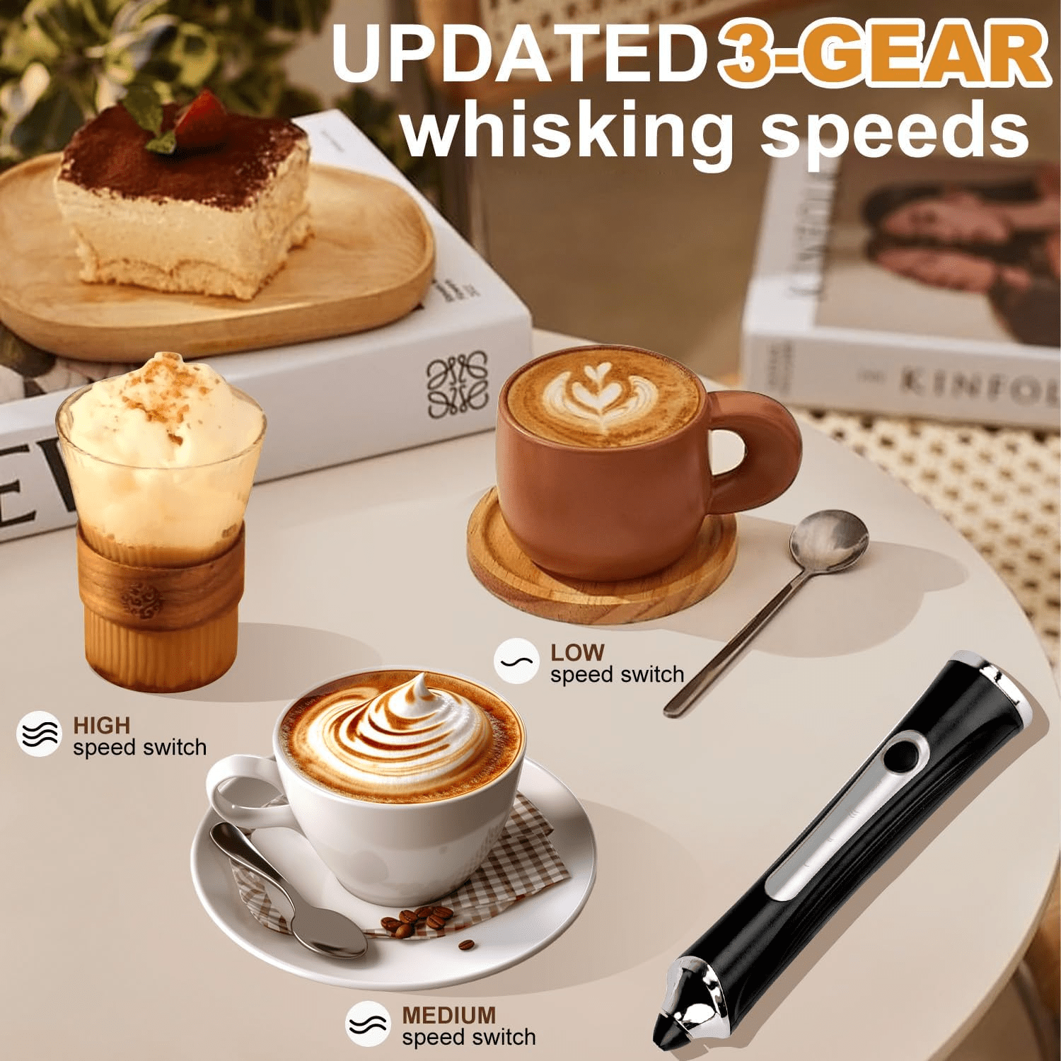Ein schwarzer Milchaufschäumer auf einem Tisch mit Kaffee, Dessert und Text zu drei Geschwindigkeiten.