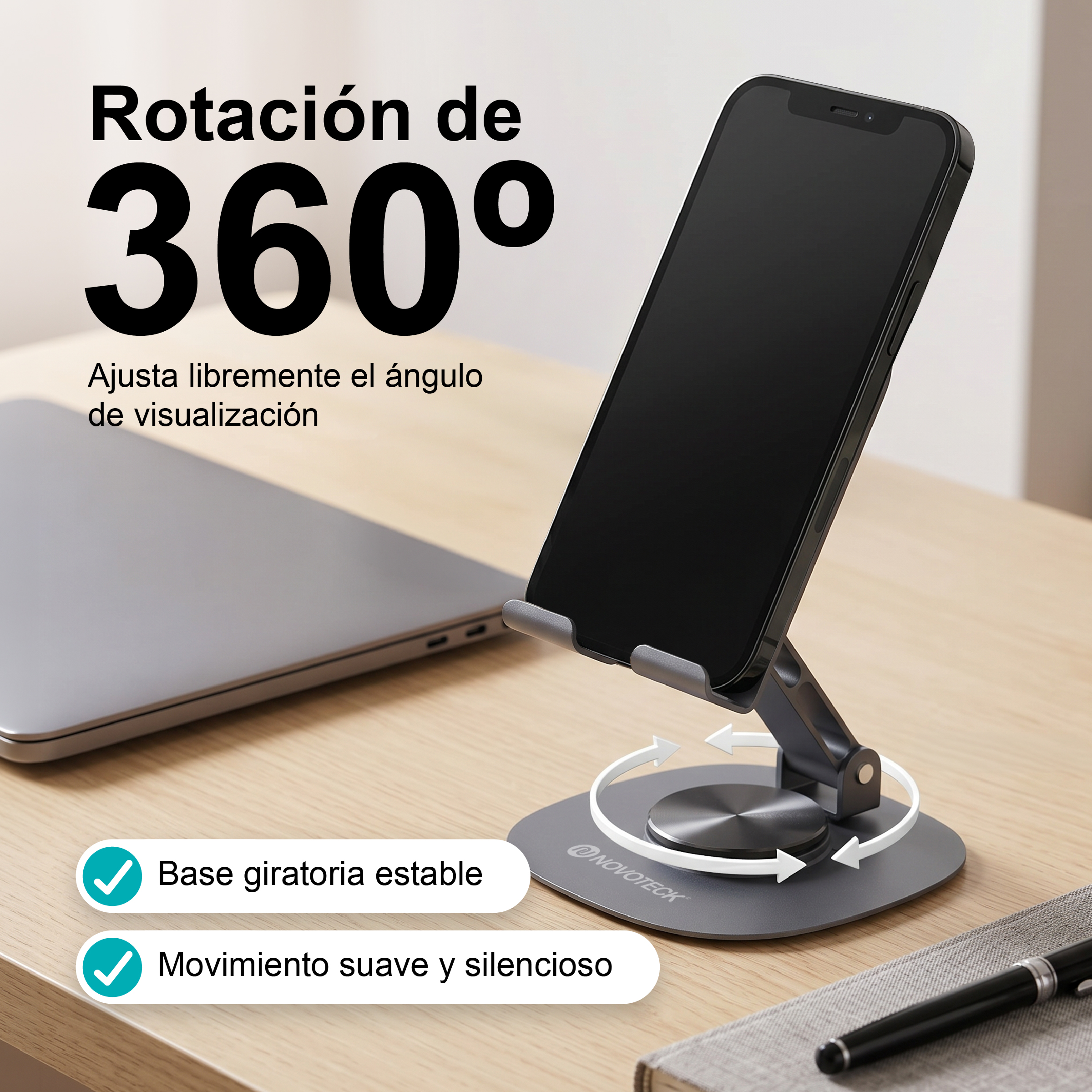 Un teléfono en soporte gris ajustable con base giratoria sobre escritorio de madera.